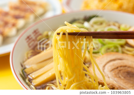 醬油拉麵、餃子和炒飯 醬油拉麵、餃子和炒飯 103963805