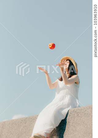 一個女人用一個蘋果 103963910