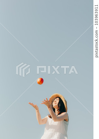 A woman with an apple 103963911