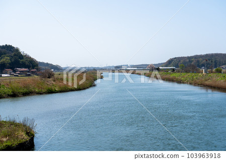 Sunny blue sky and Daishoji River flowing slowly toward the sea | Country image | River image | Kaga City, Ishikawa Prefecture Sunny blue sky and Daishoji River flowing slowly toward the sea | Country image | River image | Kaga City, Ishikawa Prefecture 103963918