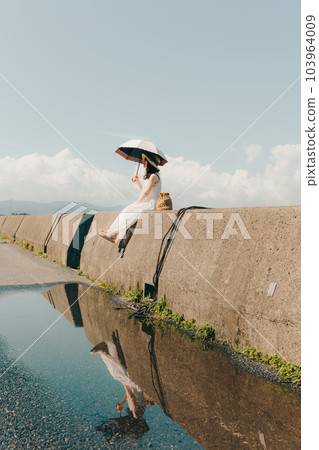 站在堤岸上的女人 103964009