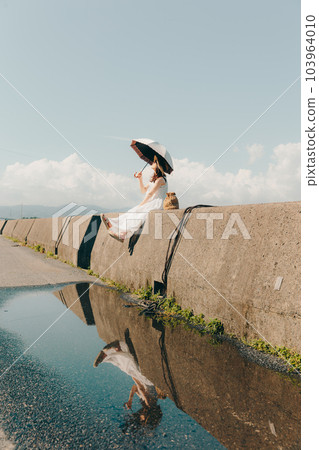 站在堤岸上的女人 103964010