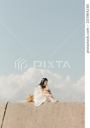 一個戴著耳機的女人 一個戴著耳機的女人 103964280