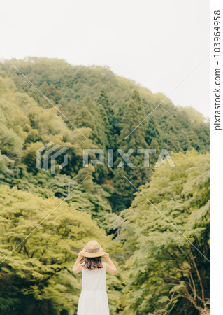 站在河邊的女人 站在河邊的女人 103964958