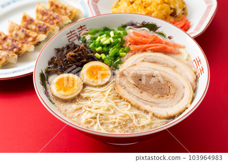 豚骨拉麵、餃子和炒飯 103964983