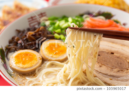 Tonkotsu ramen, dumplings and fried rice 103965017
