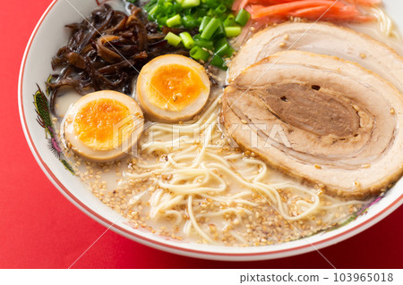 Tonkotsu ramen 103965018