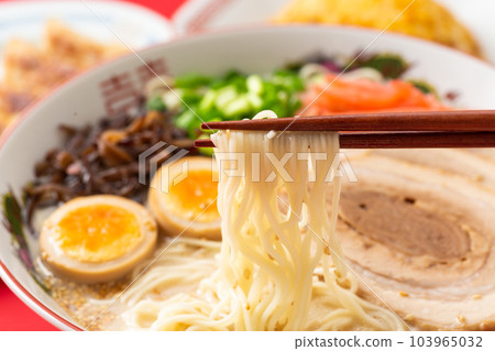 豚骨拉麵、餃子和炒飯 豚骨拉麵、餃子和炒飯 103965032