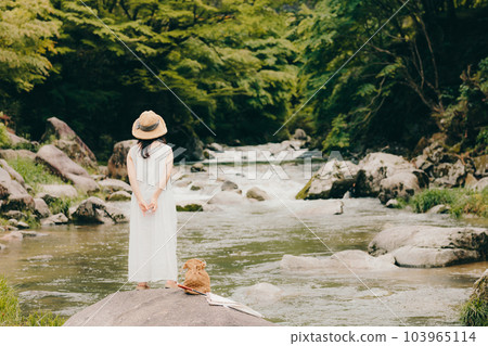 一個女人拿著塑料瓶站在山澗中 一個女人拿著塑料瓶站在山澗中 103965114
