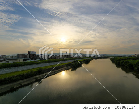 旭日東昇的大和川沿岸風光 旭日東昇的大和川沿岸風光 103965134