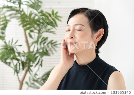 beauty woman short hair 103965340