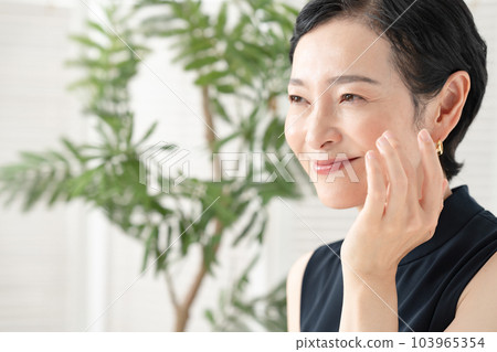 beauty woman short hair 103965354
