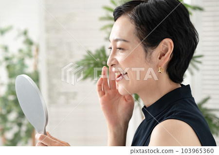 美麗的女人短髮 103965360