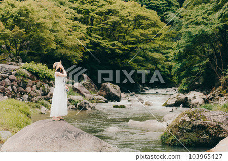 站在山澗中拿著膠卷相機的女人 站在山澗中拿著膠卷相機的女人 103965427