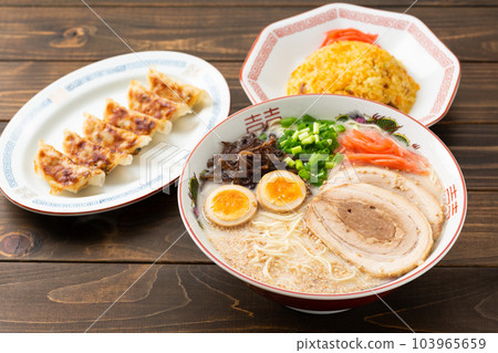 豚骨拉麵、餃子和炒飯 103965659