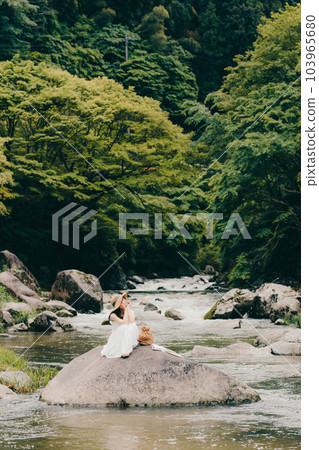 站在河邊的女人 103965680