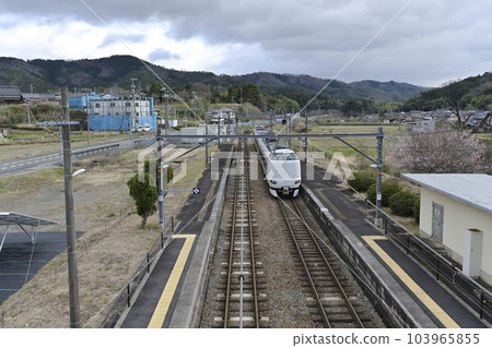 途經京都和梅迫站的特快列車 途經京都和梅迫站的特快列車 103965855