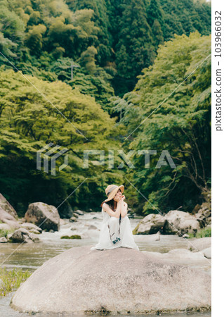 在山澗中拿著膠片相機的女人 在山澗中拿著膠片相機的女人 103966032