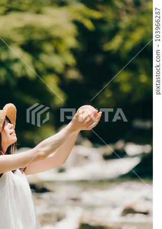 拿著水晶的女人圖片 拿著水晶的女人圖片 103966287