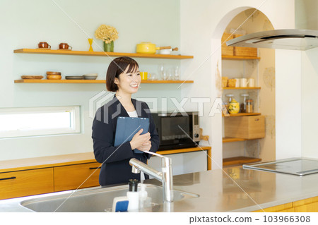 A woman who introduces the kitchen A woman who introduces the kitchen 103966308