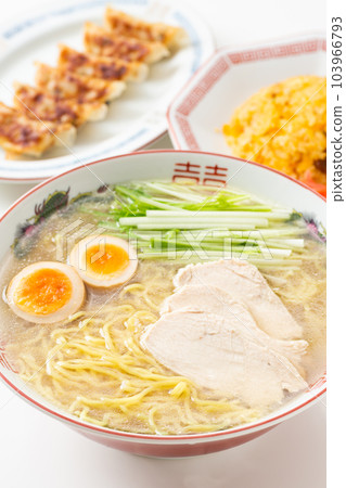 雞鹽拉麵、餃子和炒飯 103966793