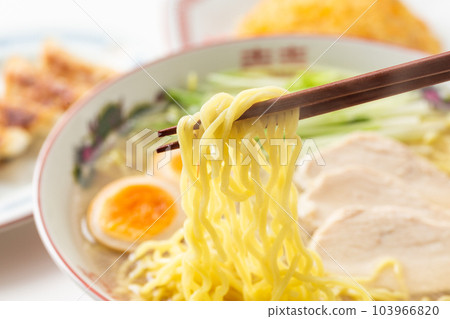 用筷子吃雞鹽拉麵 103966820