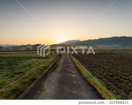 太陽升起的清晨飛鳥村 太陽升起的清晨飛鳥村 103966831