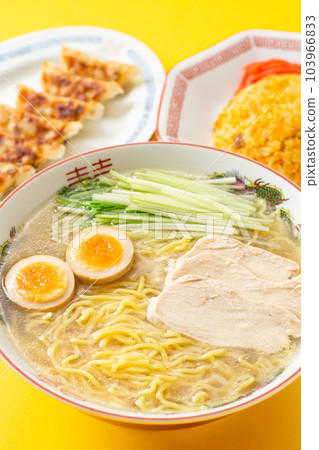 雞鹽拉麵、餃子和炒飯 103966833