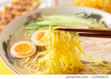 用筷子吃雞鹽拉麵 103966835