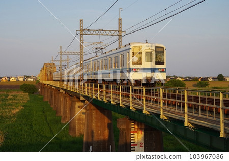 跑在鐵橋上的東武野田線 跑在鐵橋上的東武野田線 103967086