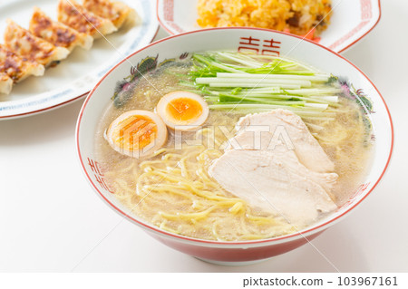 雞鹽拉麵、餃子和炒飯 雞鹽拉麵、餃子和炒飯 103967161