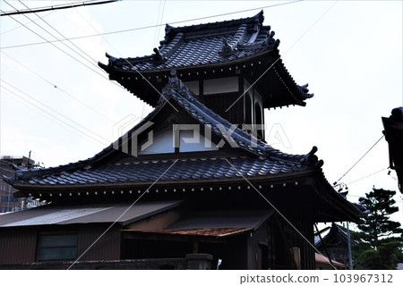 是岡崎市古寺的塔樓。 是岡崎市古寺的塔樓。 103967312