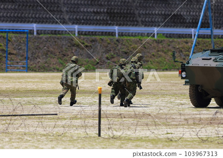 自衛隊人員登上裝甲車 自衛隊人員登上裝甲車 103967313
