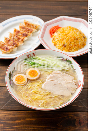 雞鹽拉麵、餃子和炒飯 雞鹽拉麵、餃子和炒飯 103967444