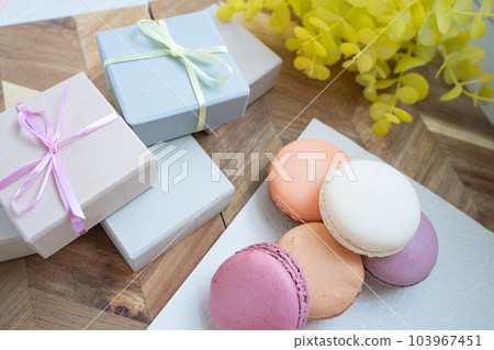 pastel macarons 103967451
