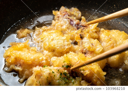剩餘的油炸食品(章魚天婦羅)重塑烹飪場景。在裝有 mentsuyu 和水的煎鍋中煮沸,使雞蛋結合。 剩餘的油炸食品(章魚天婦羅)重塑烹飪場景。在裝有 mentsuyu 和水的煎鍋中煮沸,使雞蛋結合。 103968210