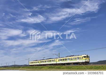 奔跑在春天天空下的115系列車 奔跑在春天天空下的115系列車 103968701