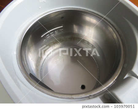 Water stains on the electric pot Water stains on the electric pot 103970051