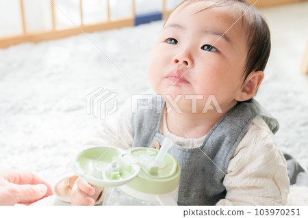 Babies rehydrating with straw mugs Various drinks Babies rehydrating with straw mugs Various drinks 103970251