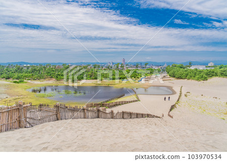 (Shizuoka Prefecture) Overlooking the city of Hamamatsu from the Nakatajima Sand Dunes 103970534