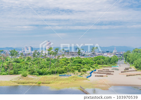 (Shizuoka Prefecture) Overlooking the city of Hamamatsu from the Nakatajima Sand Dunes 103970539