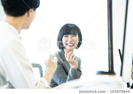 女員工在辦公室聊天 女員工在辦公室聊天 103970644