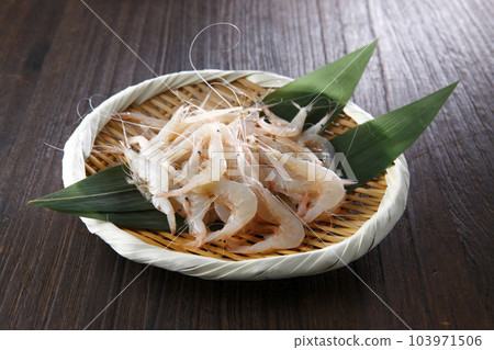 Raw white shrimp in a bowl 103971506