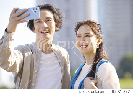 年輕夫婦在戶外自拍 103971857