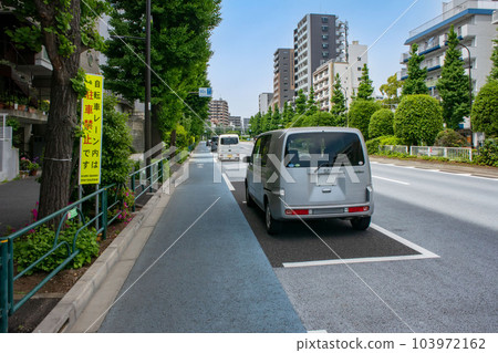 自行車道和路邊投幣式停車場 自行車道和路邊投幣式停車場 103972162