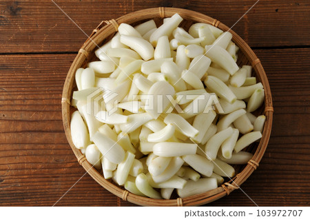 Prepared raw shallots Prepared raw shallots 103972707