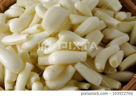 Prepared raw shallots Prepared raw shallots 103972708