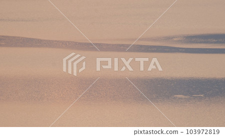 Scenery where the water surface of the lake shines in the morning sun 103972819