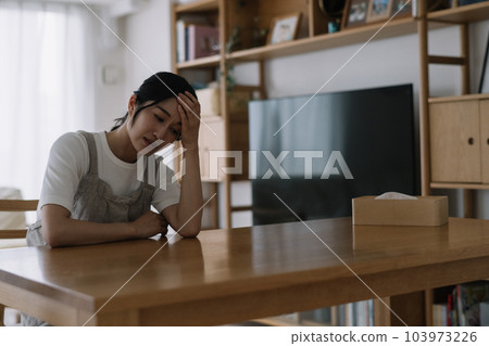 感冒、頭痛、發燒、身體狀況不佳的婦女 感冒、頭痛、發燒、身體狀況不佳的婦女 103973226