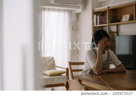 感冒、頭痛、發燒、身體狀況不佳的婦女 103973227